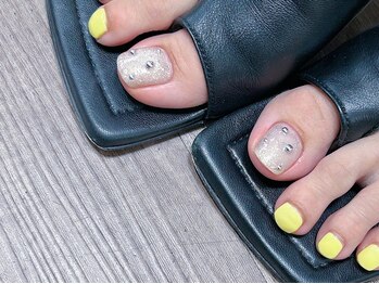 ア ネイル(A nail)の写真/【サンダルを履く準備はOK?】足元のおしゃれを◎ 職業柄ハンドネイルができない方にもおすすめ!