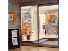 ケセラメディカルサロンの雰囲気（明るいガラス貼りの入り口）