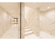 クララジャパン(CLALA JAPAN)の雰囲気（エステ入口階段/こだわりの大理石調のインテリア♪）