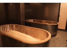 えん発酵温熱木浴 神楽坂店/浴室と浴槽