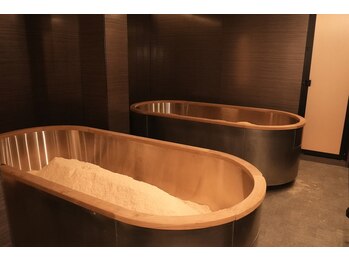 えん発酵温熱木浴 神楽坂店/浴室と浴槽