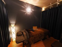 みなと庵の雰囲気(深い海に包まれ、ゆらめく光に癒される施術空間)
