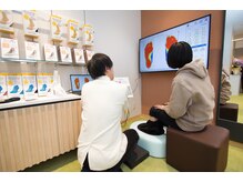 距骨サロン壱番館 町田モディ店の雰囲気（最新の3D足型測定機を導入し、足の状態を画像で「見える化」）