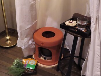 オーラコア(AURACORE)の写真/《黄土よもぎ蒸し温活×オイルマッサージ》の相乗効果で身体の芯からぽかぽかに◎ペアでのご利用も歓迎！