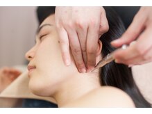 首の矯正を行い、顔の土台の首から整えます。首から整えることがお顔の悩みの根本改善につながります。