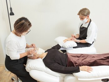 同時施術シーン【目元&ネイル】