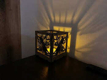 カラーリリー アンド ユン(Calla lily & yun)/暗くして落ち着く時間を