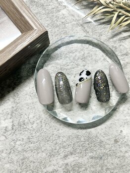 牛柄キラキラネイル