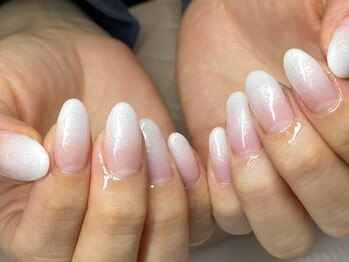 ふんわり白グラデネイル Pg ネイルサロンファストネイルプラス 横浜店 Fast Nail Plus のフォトギャラリー ホットペッパービューティー