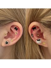 スリーシーズアイブロウ 上本町店(3C's)/耳つぼジュエリー(黒×金)