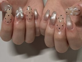 大人かわいいドットネイル