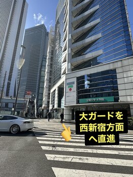 ホットストレッチ 新宿店/【道案内】大ガード交差点を西へ