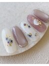 繊細な押し花ネイルも人気
