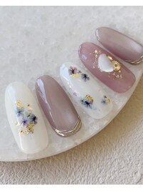 繊細な押し花ネイルも人気