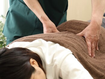 しま整骨院の写真/【男性の方も大歓迎◎幅広い層から人気の実力派サロン】全身のコリをとり血流を改善します!仕事帰りにも◎