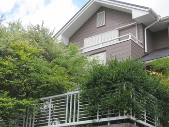 チアキ(CHIAKI)/緑豊かな小さな丘の上の一軒家