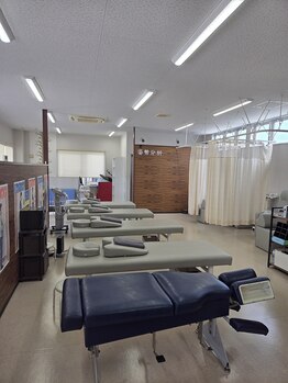 さくらメディネス整骨院 津嘉山院/内観・施術ルーム室側から