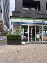 メナードフェイシャルサロン プチモア/信号渡ってファミマの横を前進