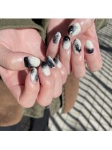Mネイルアンドカフェ シェレステ/白×黒
