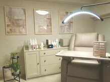 フィーカ 松戸駅前店(FIKA)の雰囲気（１席のみのリラックス空間。ふかふかのソファで施術します♪）