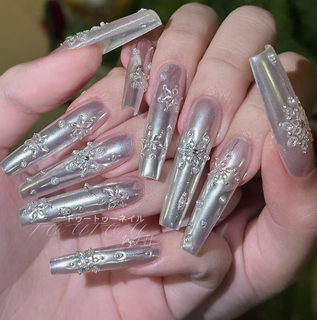 2025年-2026年冬トレンド】スタッズ スーパーロングのネイルデザイン集