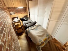 シャンプー台を利用した半個室も増えました☆主にエクステで使用