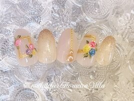 花咲くゴールドフレームネイル