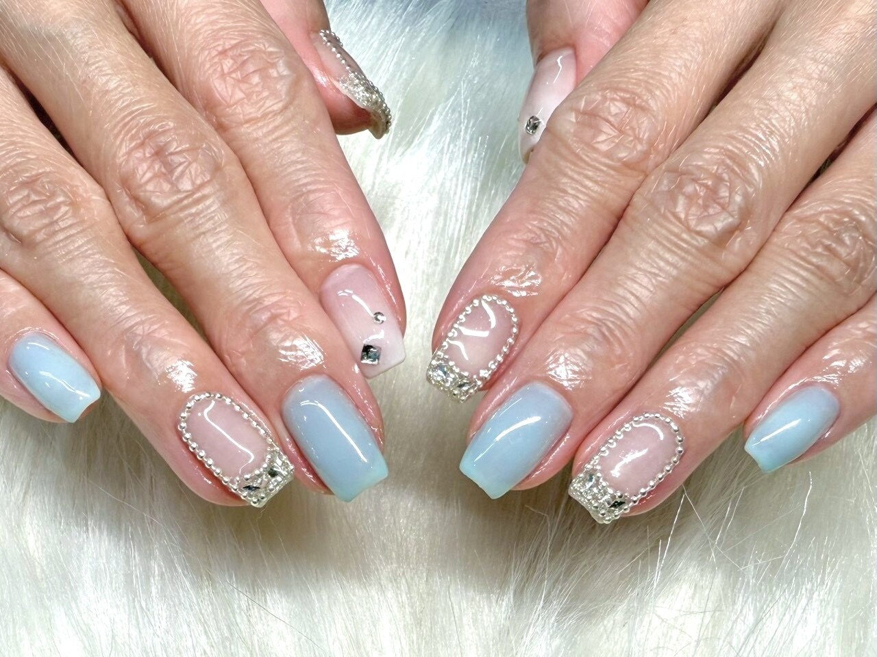 2025年-2026年冬トレンド】ターコイズ フレンチ ハンドのネイル