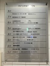 ラグジー 本八幡店(LUXY)/１Fと２Fエレベーターの案内板