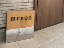 メノー(menoo)の雰囲気（こちらの看板が目印です）