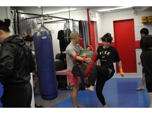 一般クラスは男性も女性も、仲良く練習しています！