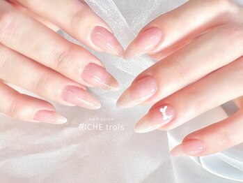 リッシュ トロワ(RICHE trois)の写真/パラジェル認定サロン★手がキレイに見える×ぷるんと艶オフィスネイル♪オーロラネイル/白グラデーション