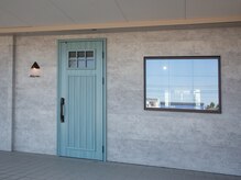 アリュメ 三重鈴鹿店(allum)/水色の扉が目印です♪