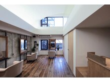 シフ(Sif)の雰囲気（美容室併設サロンです♪まつげルームは右手の扉からになります◎）