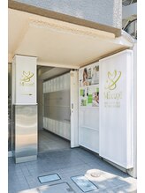 〈池袋駅西口C3出口》立教大学の正門前にございます