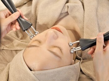 フェイズ(PHASE)/表情筋マシンでほぐし引き上げる