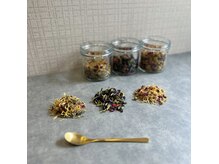 つぼぜんの雰囲気（調合する本格的な漢方よもぎ蒸し）