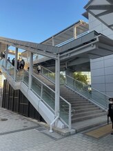 ロレインブロウ 横浜関内店/JR桜木町駅新南口から店舗へ２