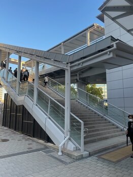 ロレインブロウ 横浜関内店/JR桜木町駅新南口から店舗へ２