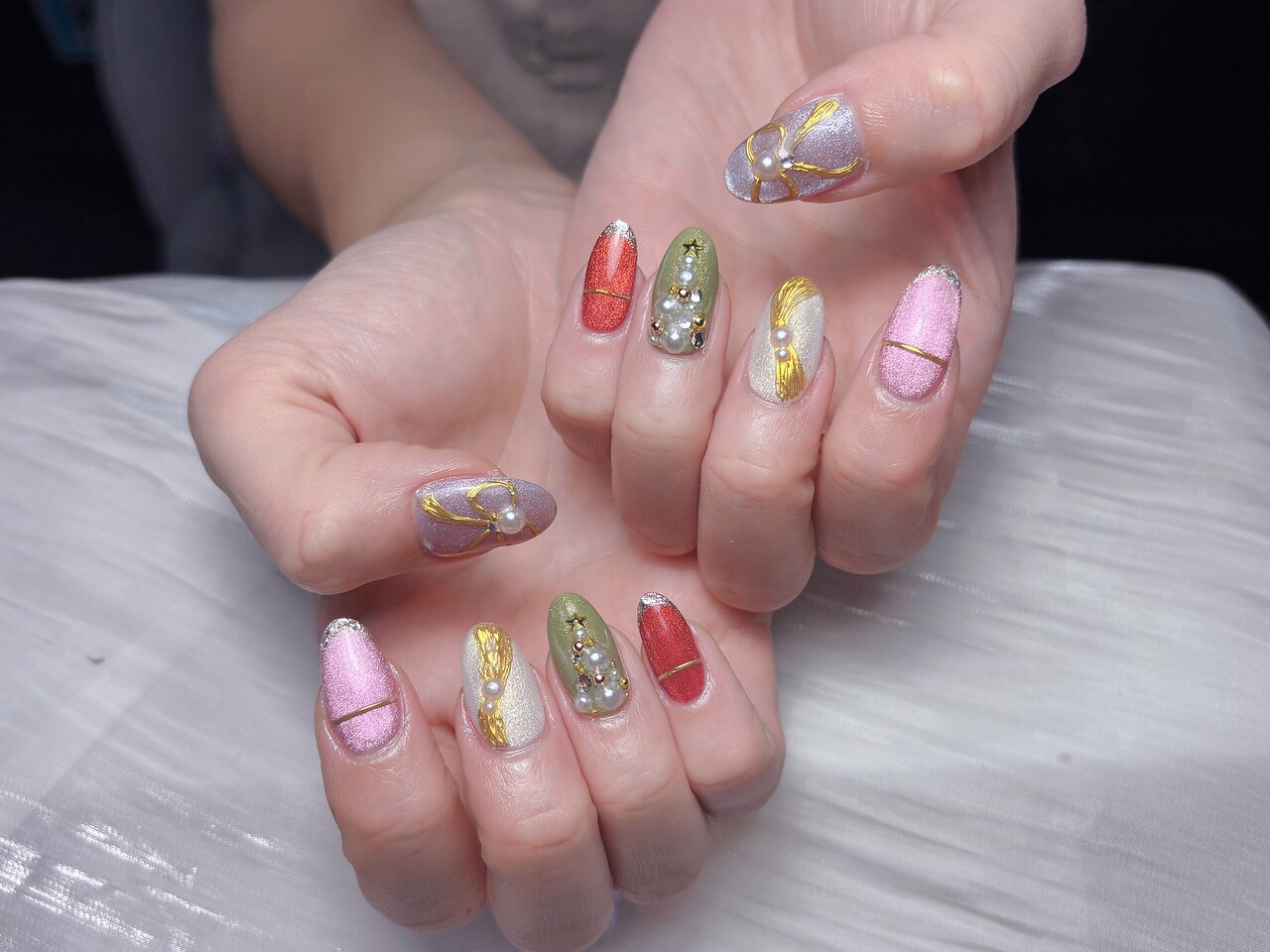 2025年-2026年冬トレンド】グリーン リボン ハンドのネイルデザイン集