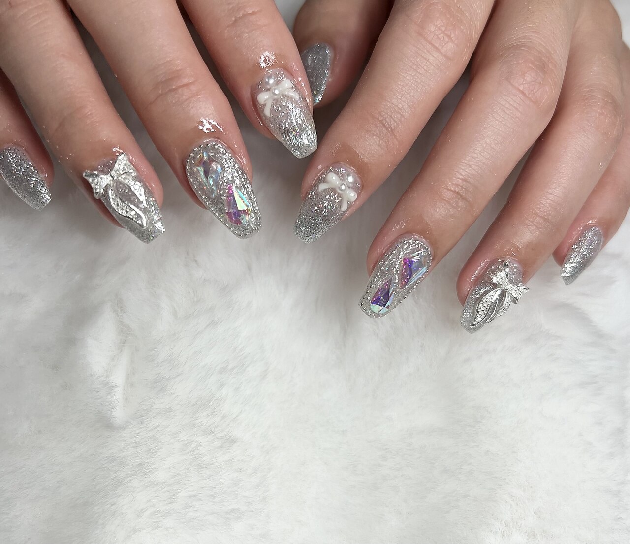 2025年-2026年冬トレンド】シルバー リボン ハンドのネイルデザイン集