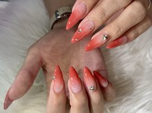 シンプルから派手ネイルまで何でもお任せください☆
