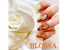 ネイルサロンアンドスクール ブロッサ(BLOSSA)の雰囲気（大きな赤い薔薇のオブジェが目印☆インテリアも花をイメージ♪）
