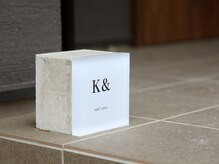ケーアンド(K&)の雰囲気（玄関前に小さいですが看板を置いております。目印にお越し下さい）
