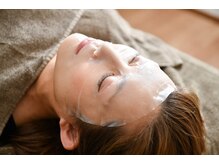 寝落ち続出の心地よい施術。続けるほどにお肌もきめ細やかに。