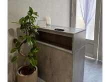 ナコ(NACO)の雰囲気（明るいカウンター）
