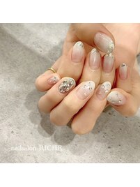 白グラデにビジューネイル！