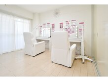 エクシアホワイトニング 新百合ヶ丘店の雰囲気（清潔感ある白を基調とした店内◆ペア来店大歓迎♪）