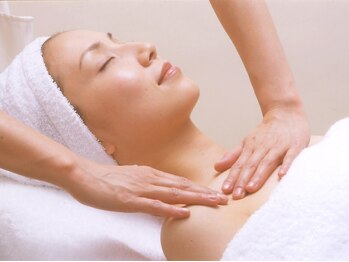 エステサロンさくら 草加アコス店/8) デコルテトリートメント