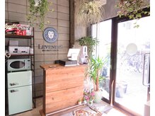 観葉植物の多い店内はカフェのような癒し空間